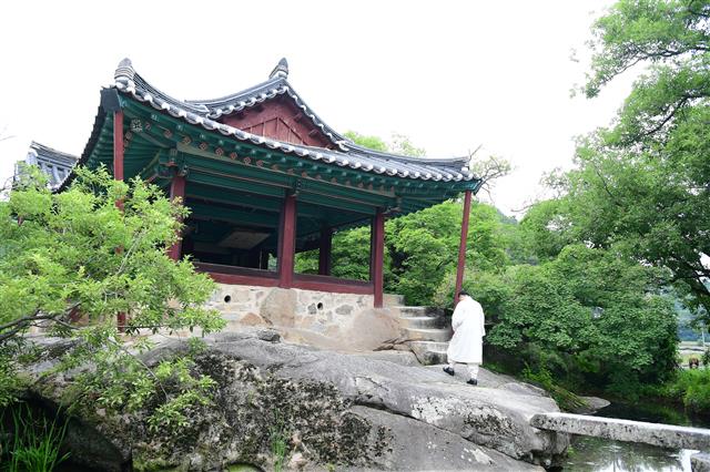 경북 봉화 달실마을의 청암정 전경. 거북이 등 모양의 바위 위에 정자가 올라 서 있는 모습이다.
