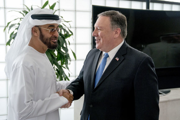 마이크 폼페이오(오른쪽) 미국 국무장관이 10일(현지시간) 아랍에미리트(UAE) 아부다비를 방문해 셰이크 무함마드 빈 자이드 알 나하얀 UAE 왕세제와 악수하고 있다. 아부다비 AP 연합뉴스