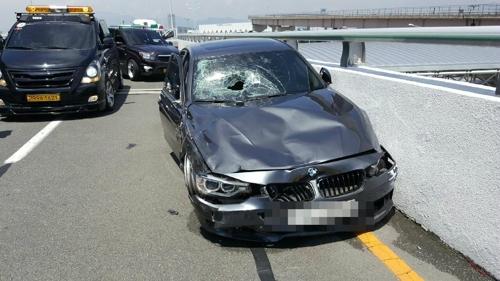 김해공항 사고로 파손된 BMW차량  