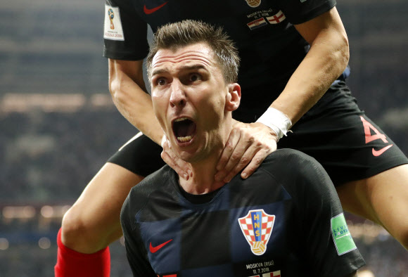 11일(현지시간) 러시아 모스크바 루즈니키 스타디움에서 열린 ‘2018 러시아 월드컵’ 크로아티아와 잉글랜드의 준결승에서 크로아티아의 마리오 만주키치 연장 후반 4분에 결승골을 넣고 기뻐하고 있다. 크로아티아는 2-1로 승리해 결승에 진출했다. AP 연합뉴스