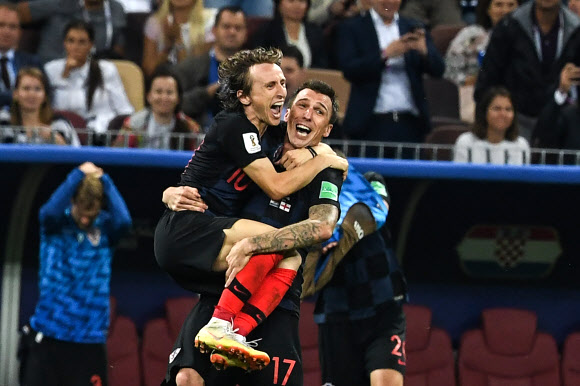 11일(현지시간) 러시아 모스크바 루즈니키 스타디움에서 열린 ‘2018 러시아 월드컵’ 크로아티아와 잉글랜드의 준결승에서 결승골의 주인공 크로아티아 마리오 만주키치가 루카 모드리치를 안고 승리의 기쁨을 나누고 있다. 크로아티아는 2-1로 승리해 결승에 진출했다. AFP 연합뉴스