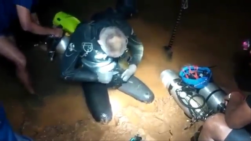 태국 치앙라이 주 탐루엉 동굴에 고립된 유소년 축구단 소년들과 코치 13명을 구조하는 과정을 담은 영상. 2018.7.12  태국 네이비실 페이스북