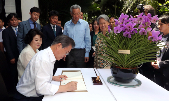 싱가포르를 국빈 방문 중인 문재인 대통령이 12일 오후(현지시간) 싱가포르 국립식물원에서 열린 난초명명식에 참석해 방명록에 서명하고 있다. 2018. 7. 12 도준석 기자 pado@seoul.co.kr