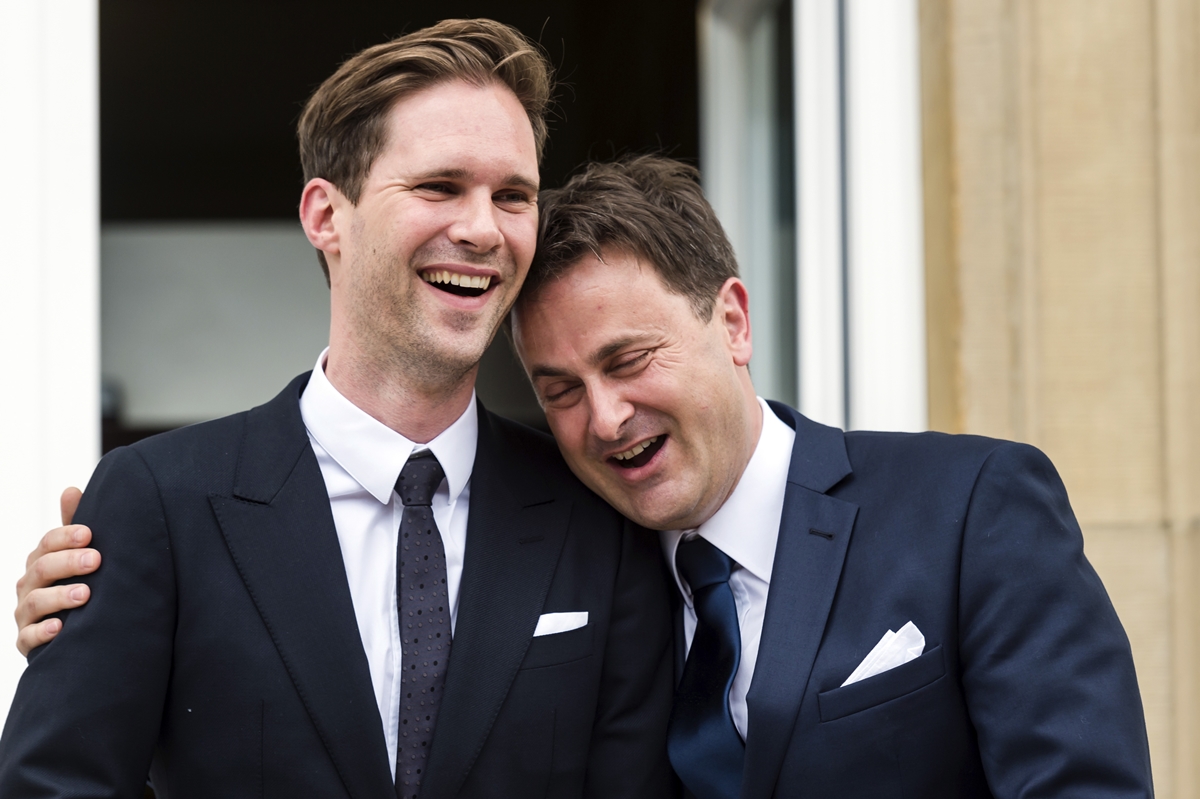 2015년 5월 15일 룩셈부르크 타운홀에서 결혼식을 올린 자비에르 베텔(오른쪽) 룩셈부르크 총리와 동성 남편 고티에르 데스테네이. 2015.5.15  AP 연합뉴스