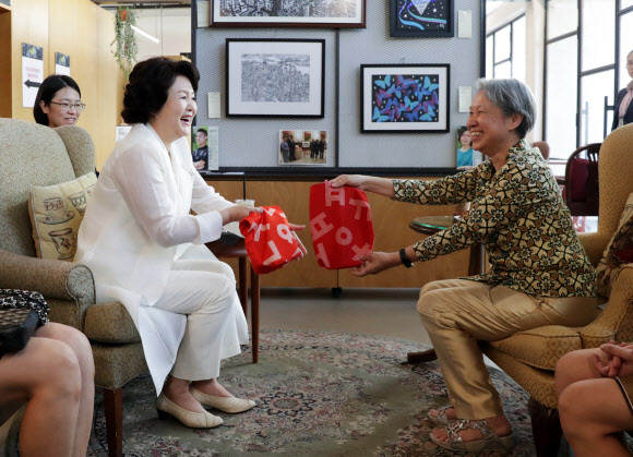 싱가포르 총리 부인에게 평창 에코백 전달하는 김정숙 여사