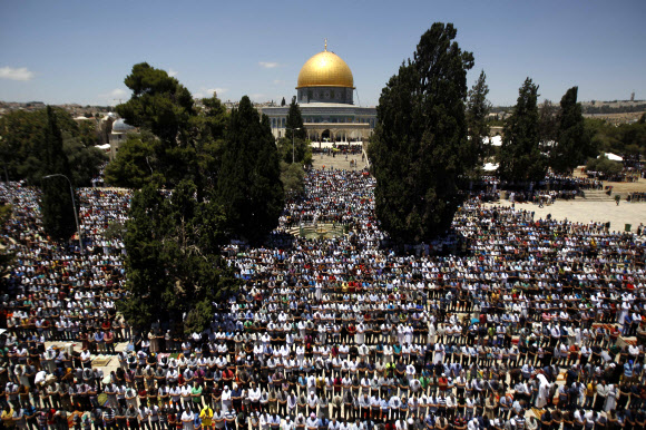 이슬람 라마단의 첫 금요일을 맞은 지난 19일(현지시간) 동예루살렘 구시가지에 자리한 알아끄사 모스크(이슬람 사원)에서 팔레스타인 무슬림 수만명이 모여 기도회를 열고있다. 2015.6.19  예루살렘 신화 연합뉴스