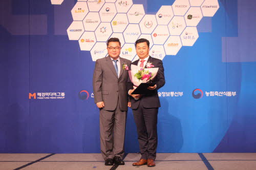 DK도시개발의 김정태 상무 (사진 오른쪽) 가 「2018 소비자평가 국가대표브랜드 대상」 도시개발부문 대상을 수상했다.