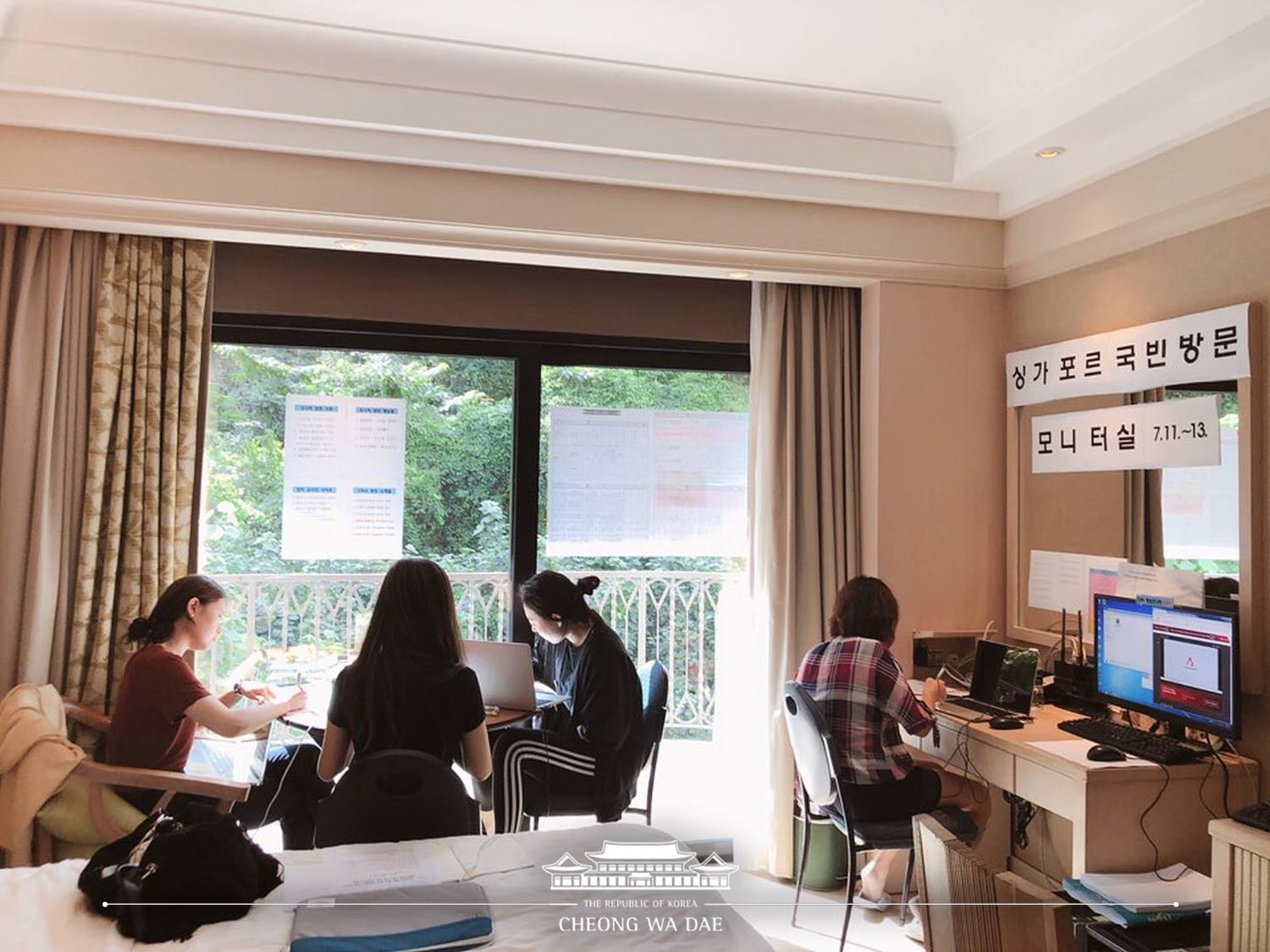 대통령의 국빈방문 시 현지 언론에서 우리 국빈방문 소식을 어떻게 전하고 있는지 살피는 모니터실이 운영됩니다. 프레스센터에 마련된 모니터실의 모습입니다. 주로 현지에 유학중인 우리 학생들이 요원으로 참여해 현지 언론의 보도 내용을 꼼꼼하게 살피며 수고해주고 계십니다. 청와대 페이스북 