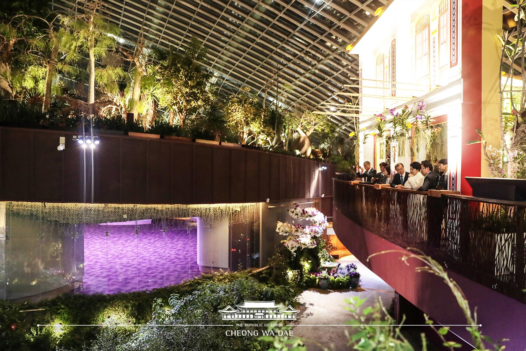 스카이파크 내부에는 싱가포르의 상징과도 같은 난초를 비롯한 수 백여종의 열대식물이 심어져 있어 도심속의 오아시스를 연출합니다. 청와대 페이스북