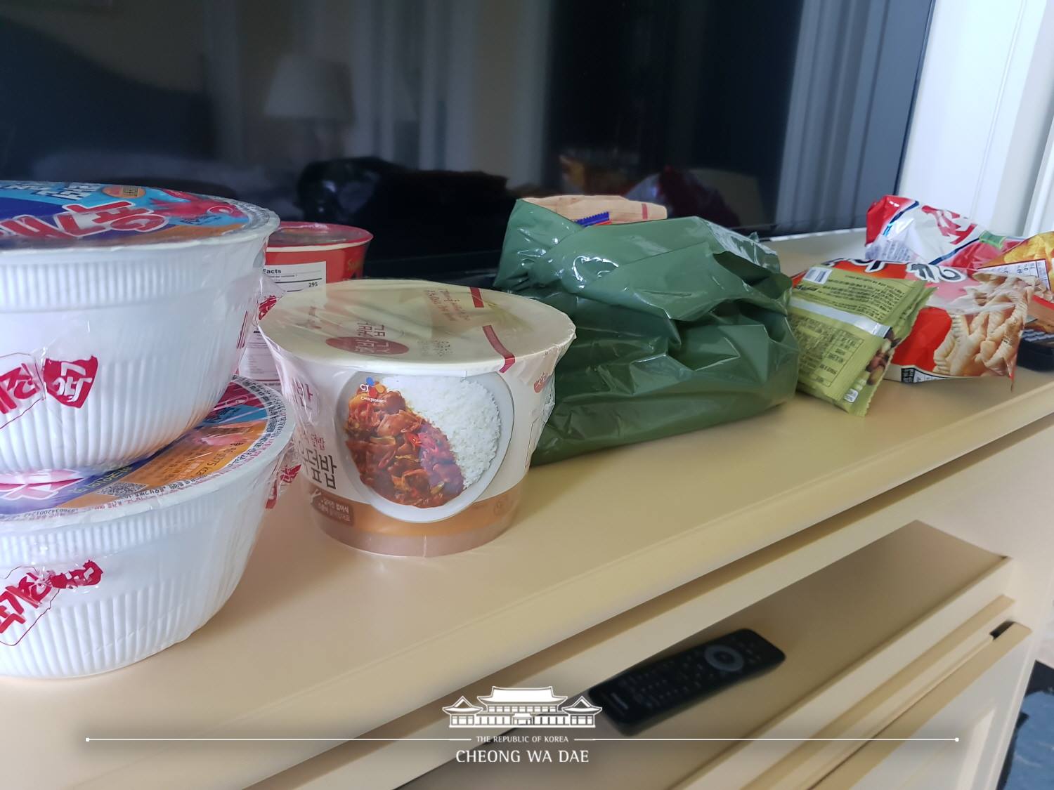 긴 순방 일정동안 심리적 위로를 선사하는 비상식량입니다. 숙소 테이블에 쭉 전시해놓고 보는것만으로도 효과가 탁월합니다. 외국에서 만나는 컵라면은 ‘사랑’입니다. 청와대 페이스북 