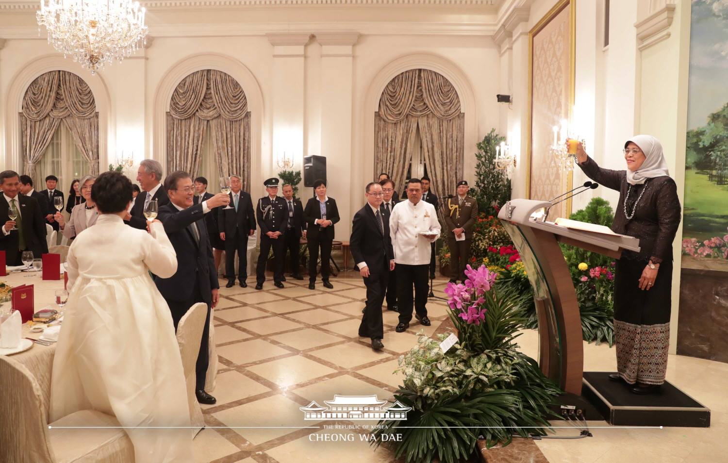 건배를 제의하는 할리마 야콥 대통령 청와대 페이스북