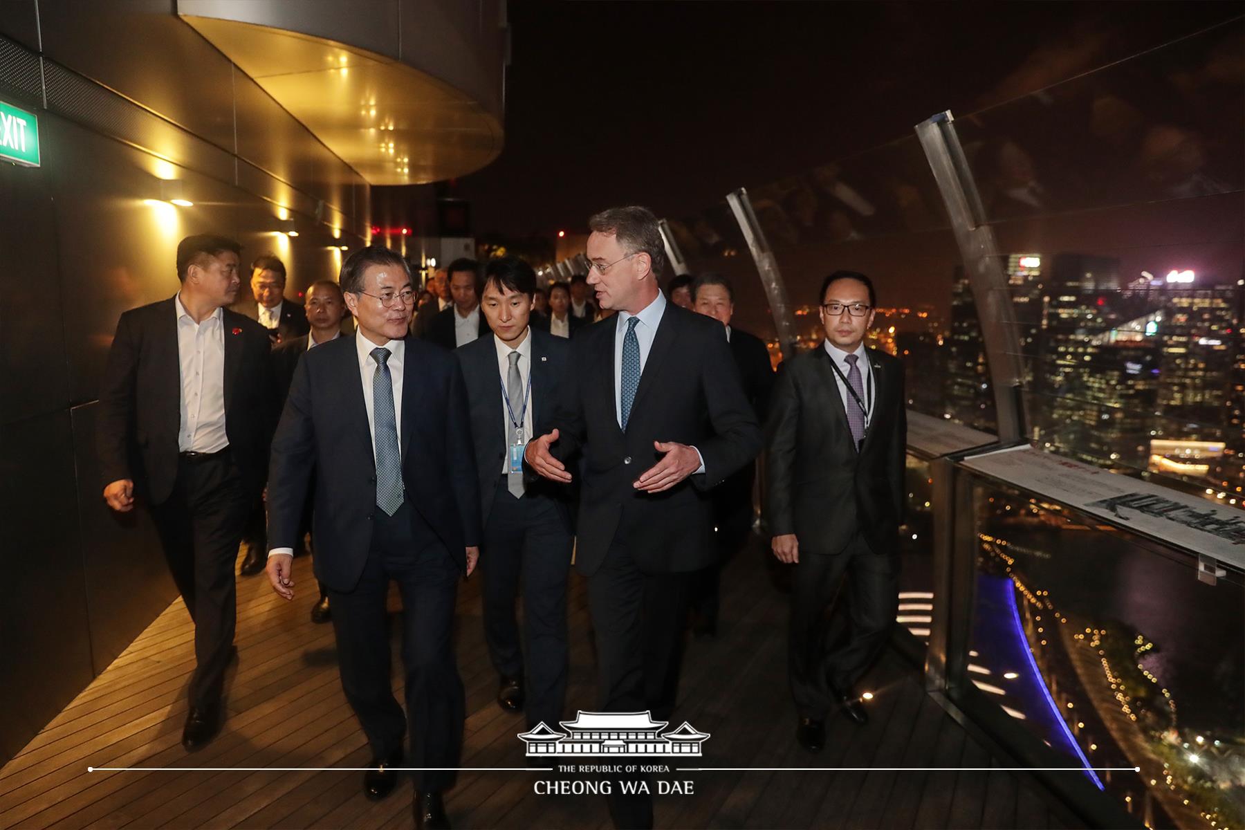 이스라엘의 디자이너 모셰 샤프디가 설계한 마리나베이샌즈는 완공 직후부터 싱가포르의 새로운 랜드마크로 각광받고 있습니다. 까다로운 디자인의 호텔 시공은 우리나라의 쌍용건설이 맡았습니다. 청와대 페이스북 