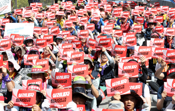 최저임금 결정 앞두고 ‘1만 원 쟁취’ 결의대회