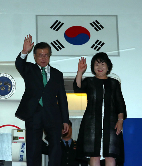 문 대통령, 서울공항 통해 귀국