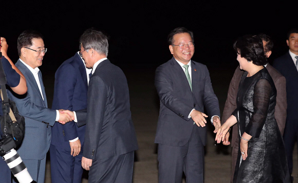 문 대통령, 서울공항 통해 귀국