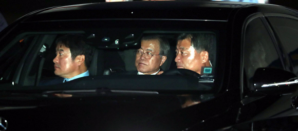 문 대통령, 서울공항 통해 귀국