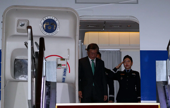 문 대통령, 서울공항 통해 귀국