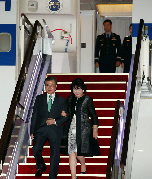 문 대통령, 서울공항 통해 귀국