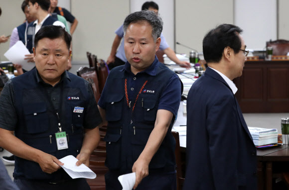 어색한 근로자위원들과 위원장