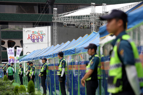 퀴어문화축제행사장 둘러싼 경찰