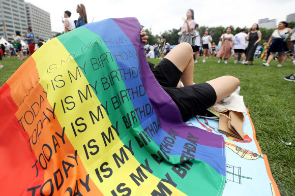 서울퀴어문화축제에 누워