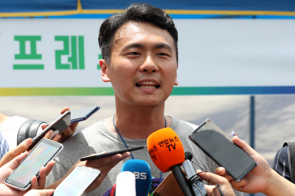 인터뷰하는 강명진