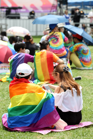 무지개 색으로 물든 서울광장