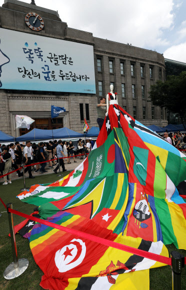 퀴어축제 대형 레인보우 드레스