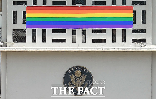 2018 퀴어문화축제가 열린 14일 오후 서울 종로구 주한미국대사관에 성소수자(LGBTQ)를 상징하는 무지개 현수막이 걸려있다. 사진=THE FACT