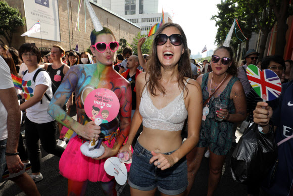 퀴어축제를 즐기는 외국인들