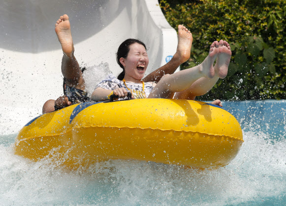 한 커플이 14일(현지시간) 일본 도쿄의 워터파크에서 물놀이를 즐기고 있다. 도쿄의 일부 지역에서는 기온이 섭씨 36.5도에 달하며 연중 최고 기온은 평균 기온보다 7도 이상 높다. 기후현 타지미 (Tajimi)에서는 38.7 도로 평소보다 7.4도 높았다. EPA 연합뉴스