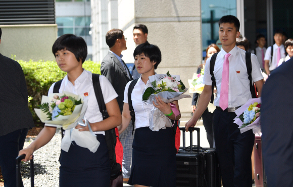 15일 인천국제공항으로 입국한 북한탁구선수단이 입국게이트를 빠져나오고 있다. 2018. 7. 15  박지환 기자 popocar@seoul.co.kr