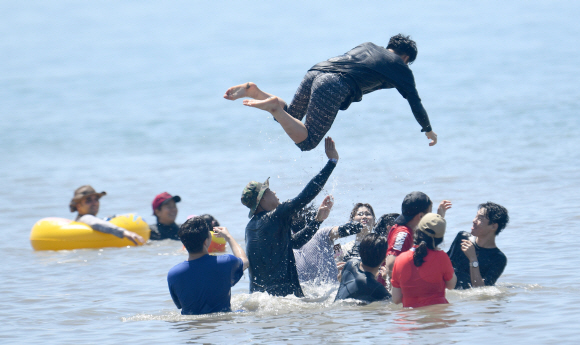 폭염이 찾아온 15일 인천 을왕리 해수욕장에서 시민들이 즐거운 표정으로 해수욕을 즐기고 있다. 2018.7.15  박지환 기자 popocar@seoul.co.kr