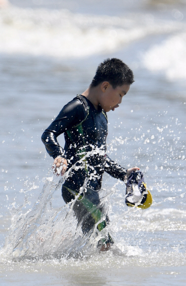 폭염이 찾아온 15일 인천 을왕리 해수욕장에서 시민들이 즐거운 표정으로 해수욕을 즐기고 있다. 2018.7.15 박지환기자 popocar@seoul.co.kr