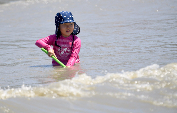 폭염이 찾아온 15일 인천 을왕리 해수욕장에서 시민들이 즐거운 표정으로 해수욕을 즐기고 있다. 2018.7.15 박지환기자 popocar@seoul.co.kr