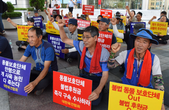 15일 오후 서울 동화면세점 앞에서 대한육견협회 관계자들이 생존권 보장 등을 촉구하며 집회를 하고 있다.  2018.7.15.    이종원 선임기자 jongwon@seoul.co.kr