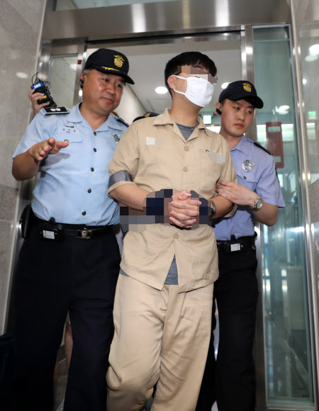 댓글조작 의혹 관련 ‘드루킹’ 김동원 씨의 공범인 경제적공진화모임(경공모) 핵심멤버 ‘서유기’ 박모씨가 15일 오후 서울 서초구 특검 사무실로 소환되고 있다. 2018.7.15  연합뉴스