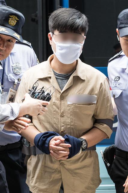 경제적공진화모임(경공모)의 자금책 ‘서유기’ 박모씨(30)가 15일 서울 서초구 드루킹의 인터넷상 불법 댓글 조작 사건과 관련된 진상규명을 위한 특별검사 사무실로 소환되고 있다. 2018.7.15 뉴스1