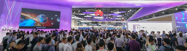 지난달 27일 중국 상하이에서 3일간 일정으로 열린 아시아 최대 이동통신 박람회 ‘모바일월드콩그레스(MWC) 상하이 2018’의 화웨이 메인 부스에 관람객들이 북적이고 있다.  화웨이 제공