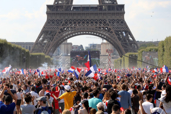 파리 에펠탑 앞 9만명 환호