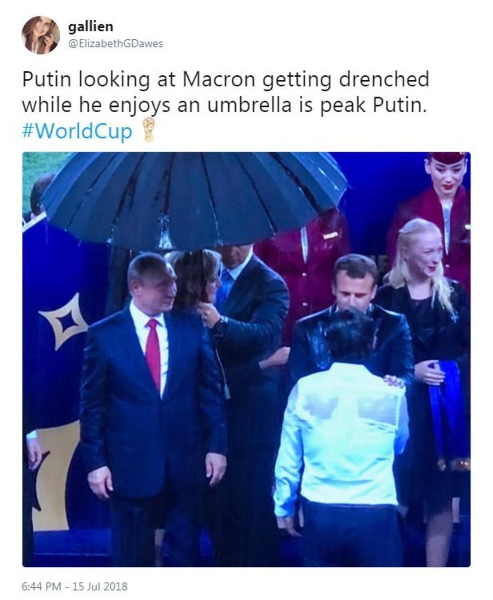 블라디미르 푸틴 러시아 대통령이 러시아월드컵 시상식 도중 혼자만 우산으로 비를 그으며 에마뉘엘 마크롱 프랑스 대통령이 빗줄기에 흠뻑 젖은 채 즐라트코 달리치 크로아티아 감독의 노고를 위로하는 것을 쳐다보고 있다.