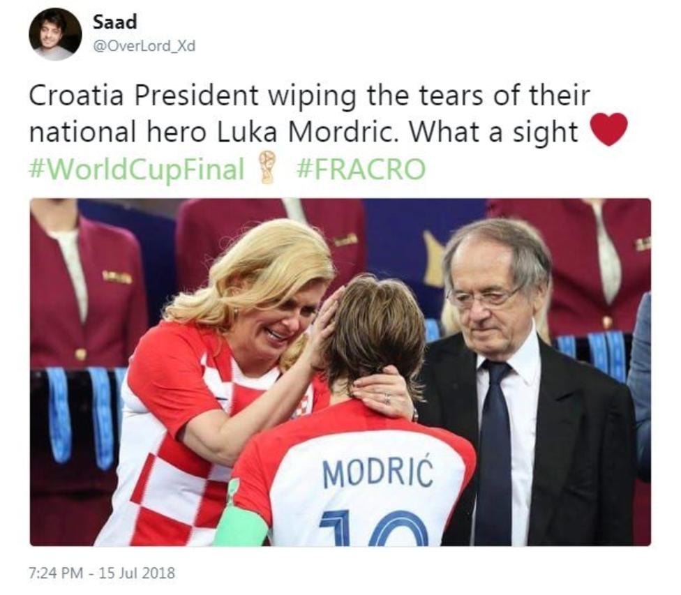 크로아티아 대표팀 유니폼을 챙겨 입은 채 결승 내내 열렬한 응원을 보낸 콜린다 그라바르 키타로비치 크로아티아 대통령이 대회 최우수선수를 의미하는 골든볼을 수상한 주장 루카 모드리치의 얼굴을 어루만지며 위로하고 있다.