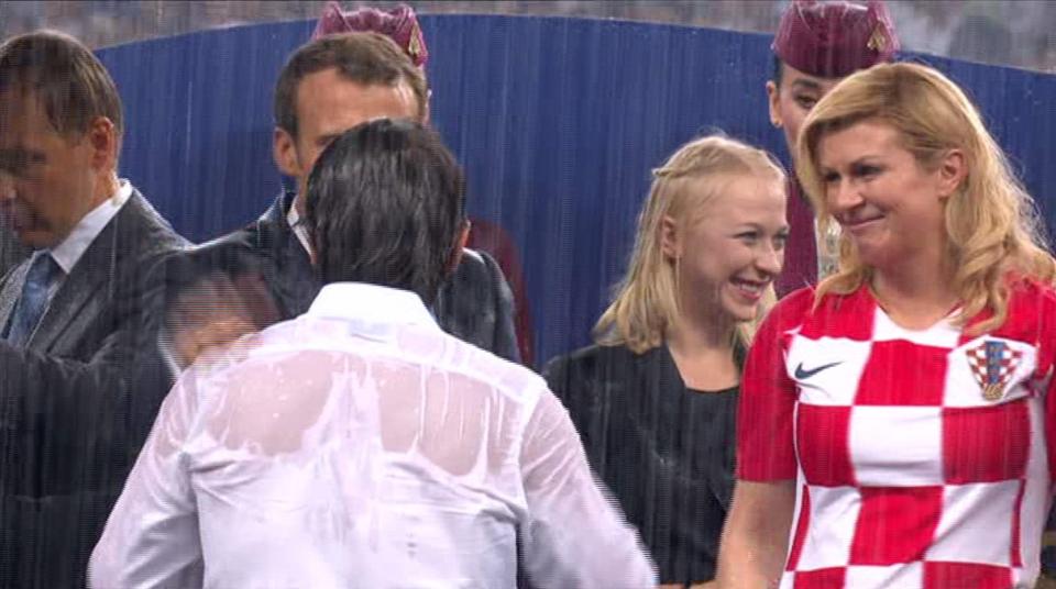 15일 모스크바에서 열린 러시아 월드컵 결승전 시상식에서 비를 맞으며 선수들을 격려하고 있는 에마뉘엘 마크롱(왼쪽 두번째) 프랑스 대통령과 골린다 그라바르 키타노비치(오른쪽) 크로아티아 대통령  BBC 화면 캡쳐   