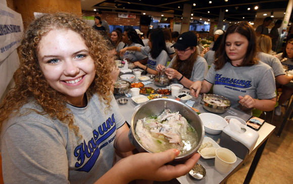 [서울포토] 한성대, 2018 국제여름학교 보양식 체험행사