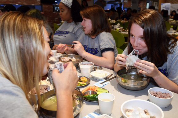 [서울포토] 한성대, 2018 국제여름학교 보양식 체험행사