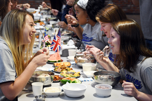 [서울포토] 한성대, 2018 국제여름학교 보양식 체험행사