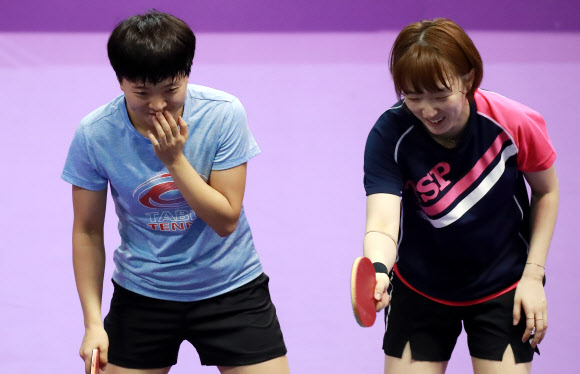 남북, 여자복식 단일팀의 미소