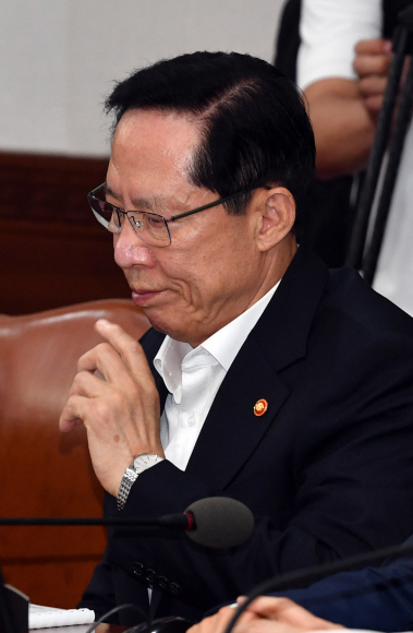 17일 정부서울청사에서 열린 국무회의에 참석한 송영무 국방부 장관이 굳은 표정을 짓고 있다.  2018.7.17 박지환기자 popocar@seoul.co.kr