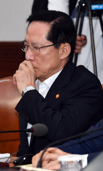 17일 정부서울청사에서 열린 국무회의에 참석한 송영무 국방부 장관이 굳은 표정을 짓고 있다.  2018.7.17 박지환기자 popocar@seoul.co.kr