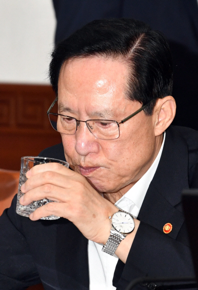 17일 정부서울청사에서 열린 국무회의에 참석한 송영무 국방부 장관이 물을 먹고 있다. 2018.7.17 박지환기자 popocar@seoul.co.kr
